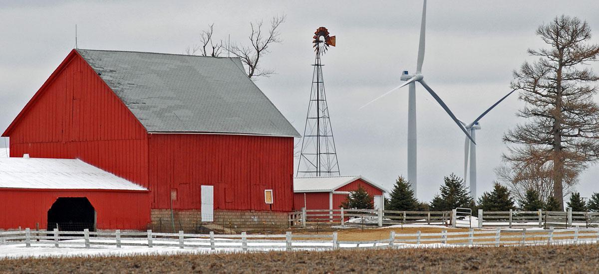 wind turbines 和 red barn in illinois